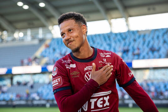 Örgrytes klack sjunger för Tobias Sana