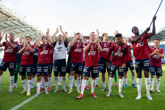Örgrytes spelare jublar framför klacken