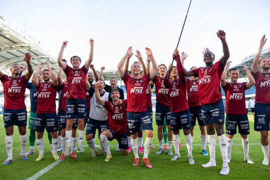 Örgrytes spelare jublar framför klacken