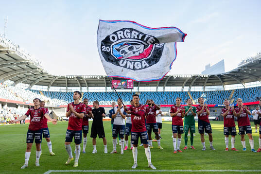 Örgrytes Tobias Sana med en flagga