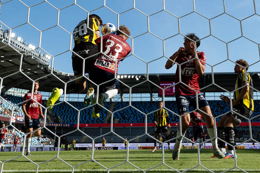 Häckens Adrian Svanbäck och Örgrytes Sebastian Lagerlund