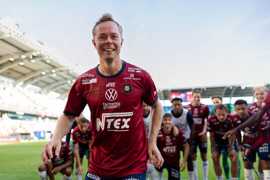 Örgrytes Adam Andersson jublar framför klacken