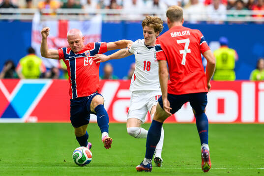 Julian Ryerson of Norway and Anthony Gordon of England