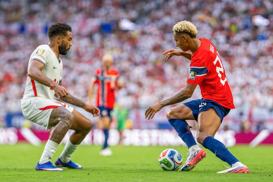 Reece James of England and Antonio Nusa of Norway