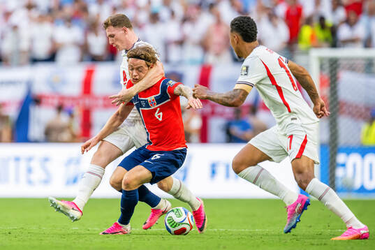 Elliot Anderson of England and Patrick Berg of Norway