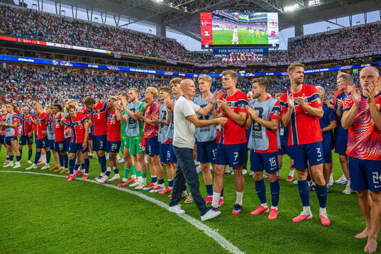 Head coach Ståle Solbakken, Alexander Sørloth and players