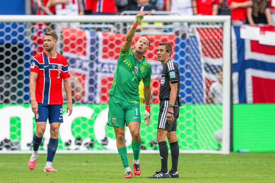Goalkeeper Ørjan Håskjold Nyland of Norway talks to