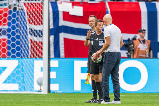 Head coach Ståle Solbakken of Norway talks to referee