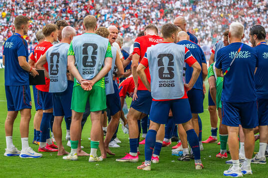Head coach Ståle Solbakken of Norway talks to players and