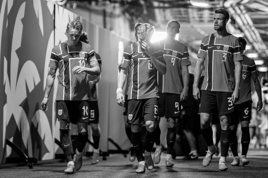 Martin Ødegaard and players of Norway at half-time