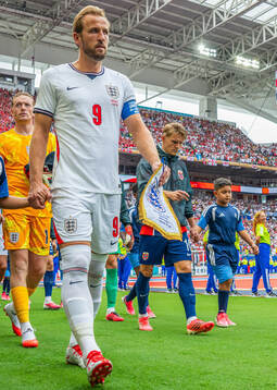 Harry Kane of England and Martin Ødegaard of Norway enter