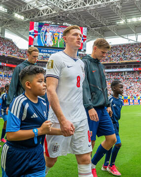 Elliot Anderson of England and David Møller Wolfe of