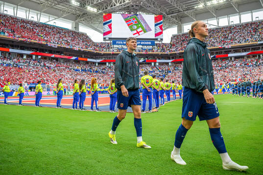 Jørgen Strand Larsen and Thelo Aasgaard of Norway enter