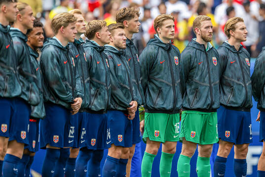 Fredrik André Bjørkan, goalkeeper Sander Tangvik,