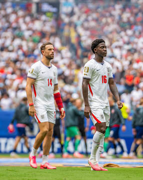 Jordan Henderson and Kobbie Mainoo of England
