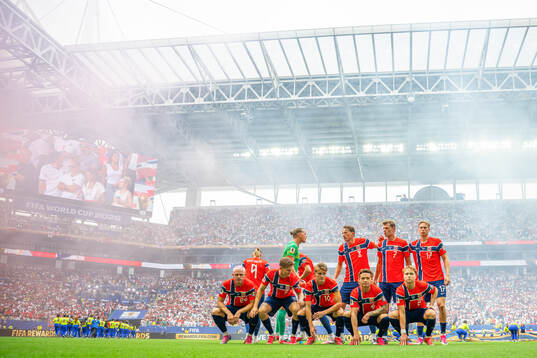 Patrick Berg, Andreas Schjelderup and players of Norway