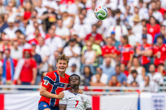David Møller Wolfe of Norway and Bukayo Saka of England