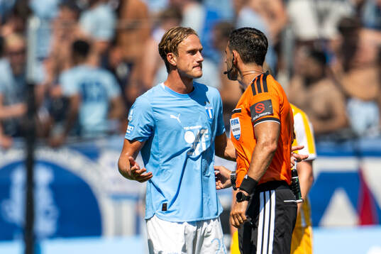 Malmö FFs Erik Botheim och Domare Granit Maqedonci