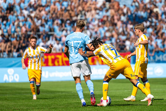 IFK Göteborgs Sebastian Clemmensen tryckt bort Malmö FFs