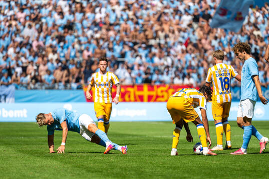 IFK Göteborgs Sebastian Clemmensen tryckt bort Malmö FFs