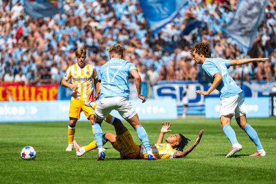 Malmö FFs Jens Stryger Larsen mot IFK Göteborgs Sebastian