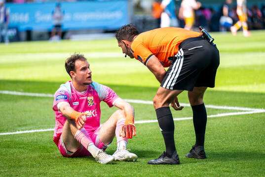 IFK Göteborgs målvakt Elis Bishesari och Domare Granit
