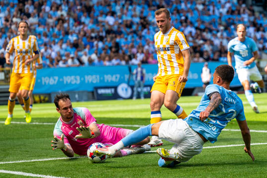 Malmö FFs Noah Åstrand John mot IFK Göteborgs målvakt