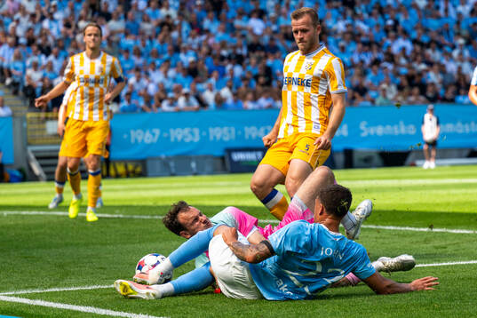Malmö FFs Noah Åstrand John mot IFK Göteborgs målvakt