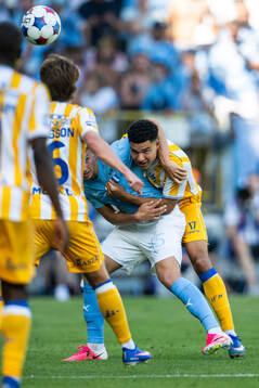 Malmö FFs Anton Höög brottas med IFK Göteborgs