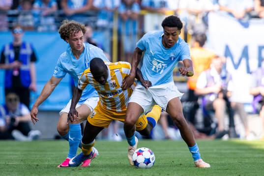 Malmö FFs Theodor Lundbergh och IFK Göteborgs Saidou