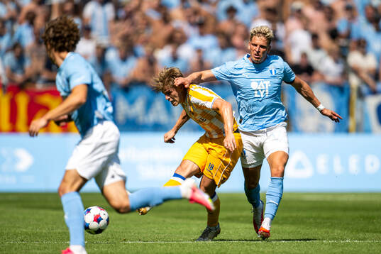 Malmö FFs Jens Stryger Larsen trycker ner IFK Göteborgs