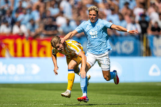 Malmö FFs Jens Stryger Larsen trycker ner IFK Göteborgs