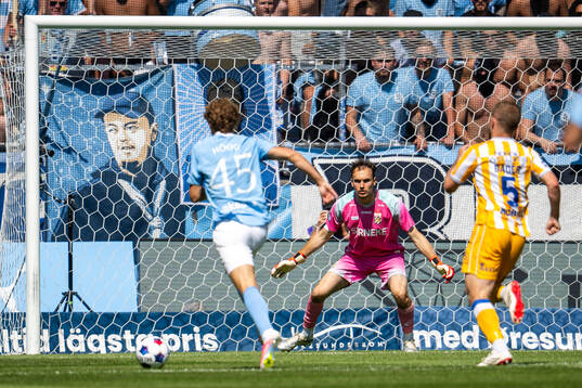 Malmö FFs Anton Höög mot IFK Göteborgs målvakt Elis