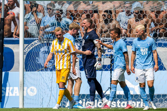 Malmö FFs målvakt Robin Olsen jublar