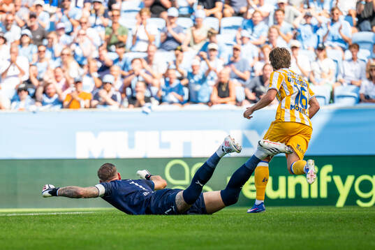Malmö FFs målvakt Robin Olsen jublar