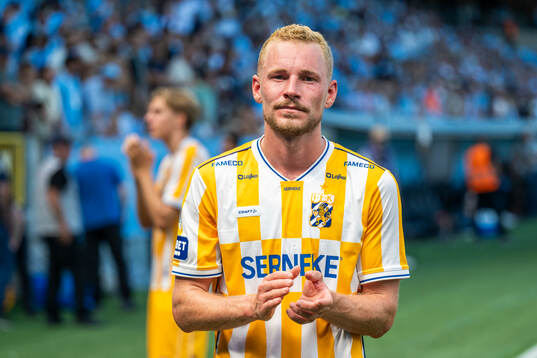 IFK Göteborgs Adam Bergmark Wiberg tackar publiken