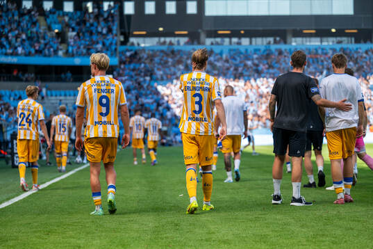 IFK Göteborgs Max Fenger och August Erlingmark lämnar