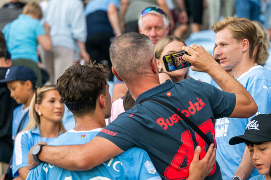 Malmö FFs Kenan Busuladzic tar selfie med publiken