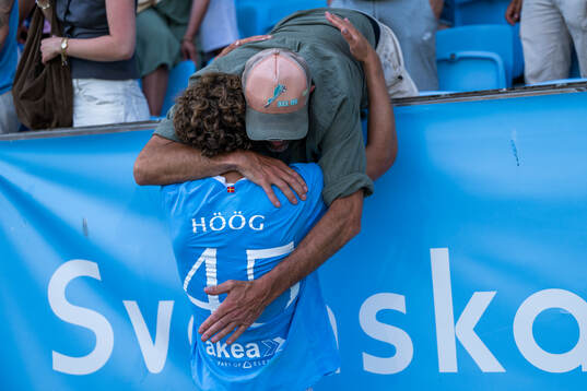 Malmö FFs Anton Höög kramas