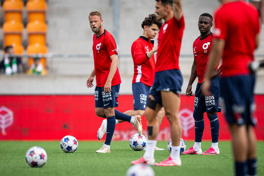 Degerfors Daniel Sundgren värmer upp