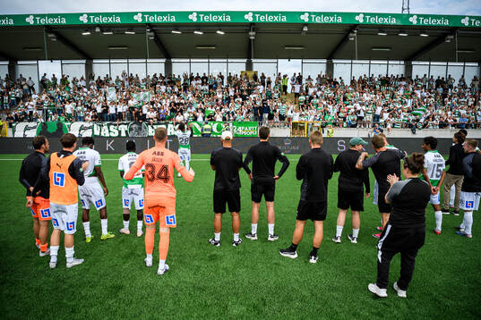 Västerås spelare jublar med supportrar