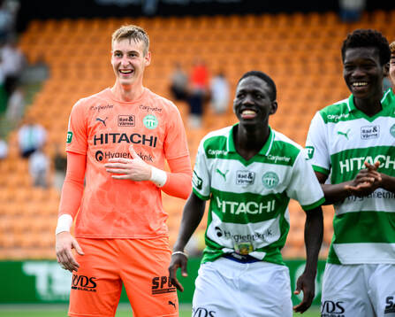 Västerås målvakt Elis Jäger jublar med lagkamrater
