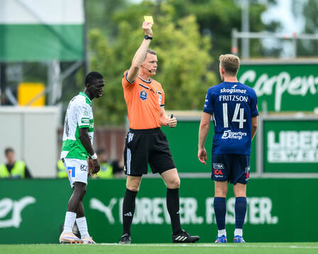 Degerfors Ludvig Fritzson får gult kort av Domare Oscar