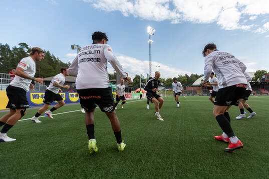 Spelare ur Brommapojkarna värmer upp
