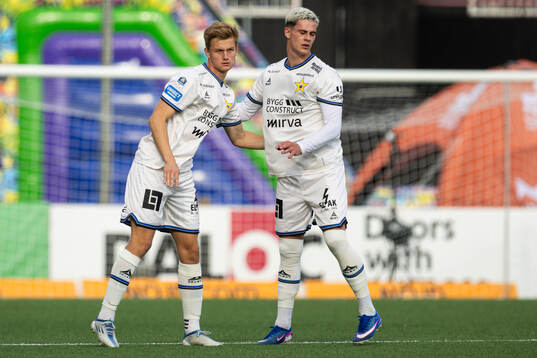 Sirius Jesper Uneken som byts in och Robbie Ure ut