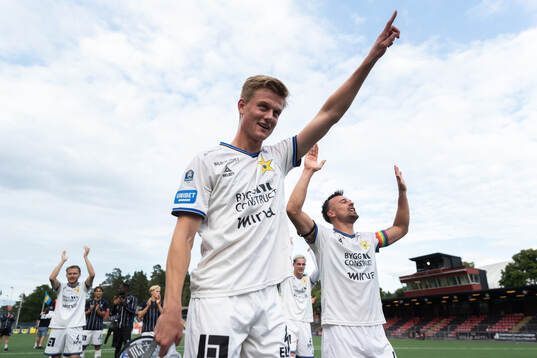 Sirius Jesper Uneken och Henrik Rönnlöf Castegren jublar