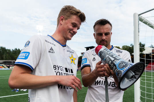 Sirius Henrik Rönnlöf Castegren visar Jesper Uneken hur