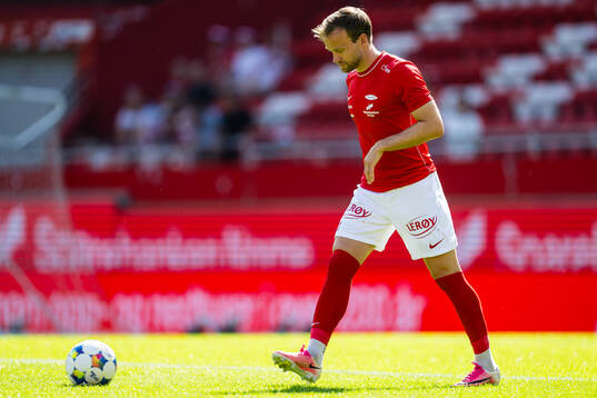 Bård Finne of Brann warms up