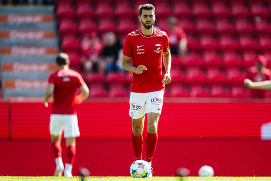 Vetle Dragsnes of Brann warms up