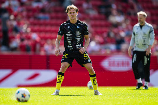 Mikael Birk Giæver Ugland of Start warms up